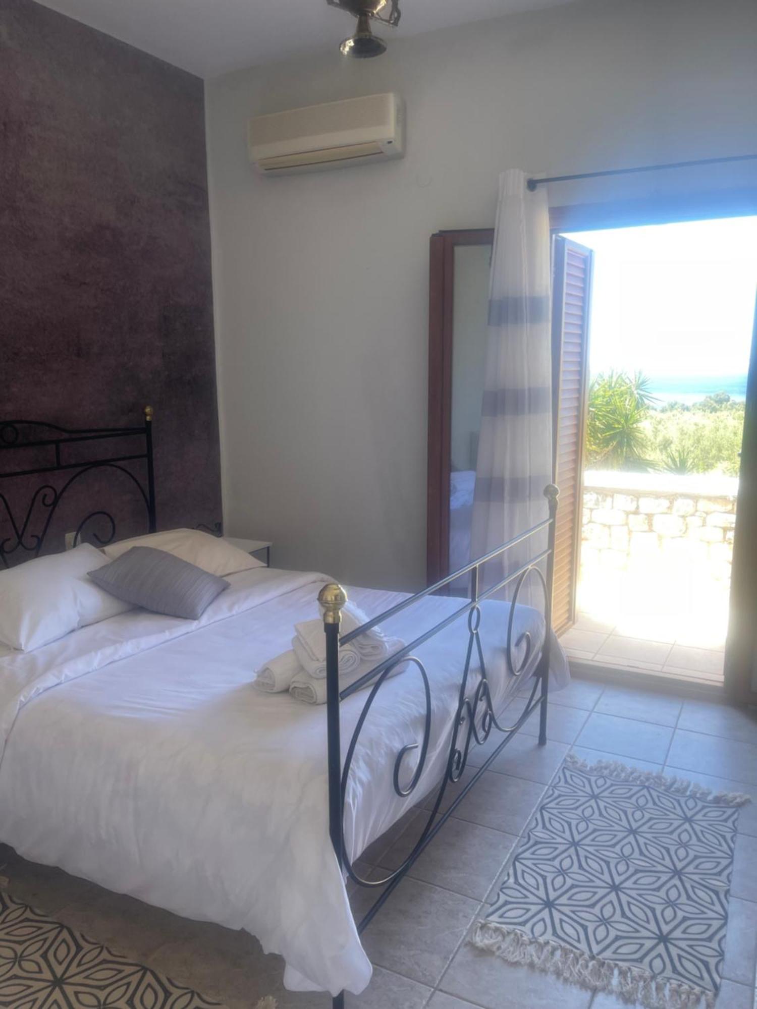 Lithos By The Sea Bed & Breakfast Neo Oitilo